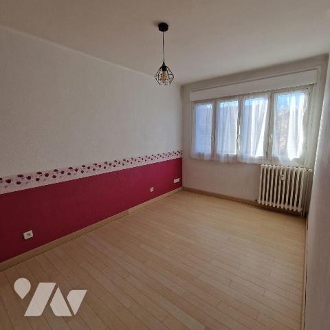 A VENDRE, un appartement au 4ème étage, sans ascenseur, comprenant une entrée sur séjour - cuis...