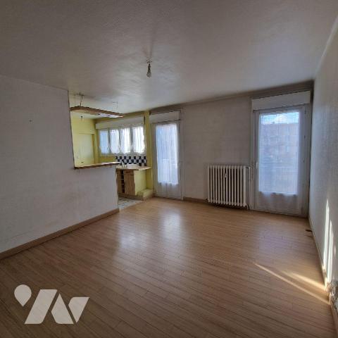 A VENDRE, un appartement au 4ème étage, sans ascenseur, comprenant une entrée sur séjour - cuis...