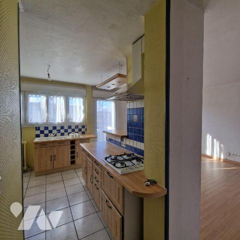 A VENDRE, un appartement au 4ème étage, sans ascenseur, comprenant une entrée sur séjour - cuis...