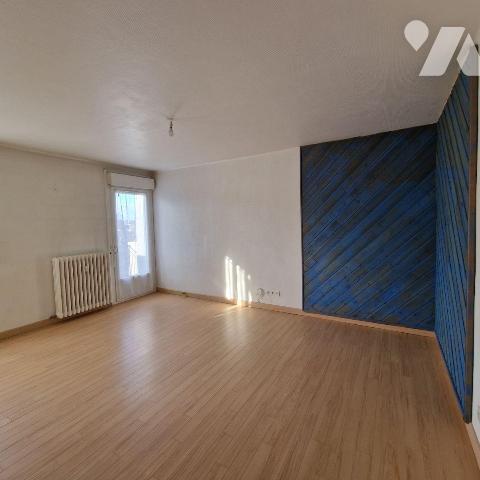 A VENDRE, un appartement au 4ème étage, sans ascenseur, comprenant une entrée sur séjour - cuis...