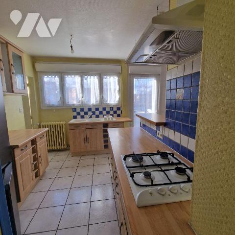 A VENDRE, un appartement au 4ème étage, sans ascenseur, comprenant une entrée sur séjour - cuis...