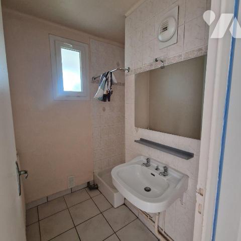 A VENDRE, un appartement au 4ème étage, sans ascenseur, comprenant une entrée sur séjour - cuis...