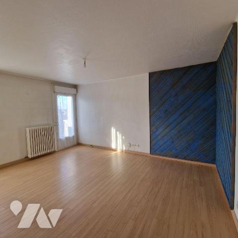 A VENDRE, un appartement au 4ème étage, sans ascenseur, comprenant une entrée sur séjour - cuis...