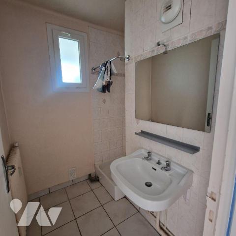 A VENDRE, un appartement au 4ème étage, sans ascenseur, comprenant une entrée sur séjour - cuis...