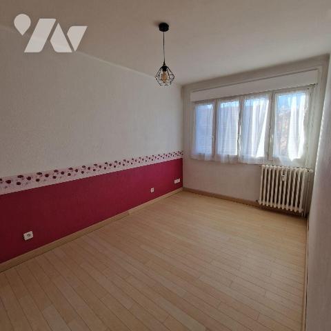 A VENDRE, un appartement au 4ème étage, sans ascenseur, comprenant une entrée sur séjour - cuis...