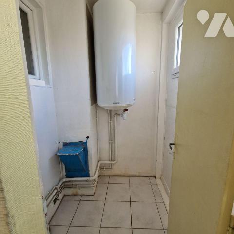 A VENDRE, un appartement au 4ème étage, sans ascenseur, comprenant une entrée sur séjour - cuis...