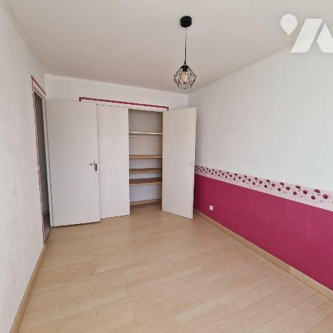 A VENDRE, un appartement au 4ème étage, sans ascenseur, comprenant une entrée sur séjour - cuis...