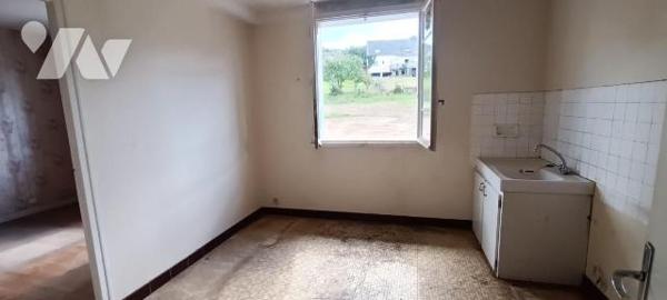 GUICHEN - PONT REAN -  Dans un lotissement de 5 lots, maison en pierres à rénover offrant une p...