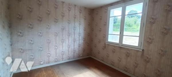 GUICHEN - PONT REAN -  Dans un lotissement de 5 lots, maison en pierres à rénover offrant une p...