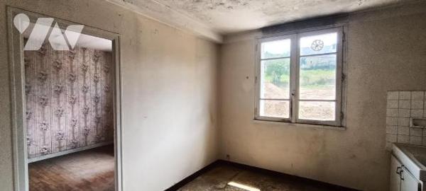 GUICHEN - PONT REAN -  Dans un lotissement de 5 lots, maison en pierres à rénover offrant une p...