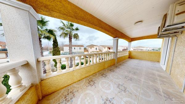 Maison familiale avec piscine SANS VIS-A-VIS. Quartier résidentiel proche gare et centre.