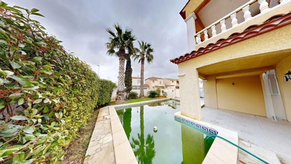 Maison familiale avec piscine SANS VIS-A-VIS. Quartier résidentiel proche gare et centre.