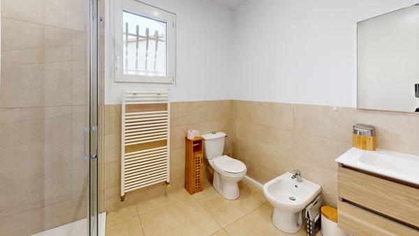 Maison familiale avec piscine SANS VIS-A-VIS. Quartier résidentiel proche gare et centre.