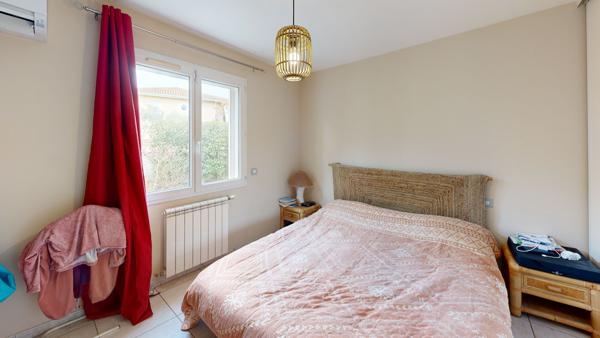 Maison familiale avec piscine SANS VIS-A-VIS. Quartier résidentiel proche gare et centre.