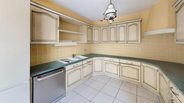 Maison familiale avec piscine SANS VIS-A-VIS. Quartier résidentiel proche gare et centre.