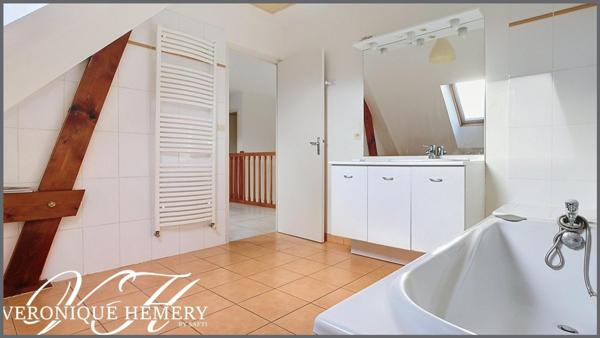 Superbe environnement pour cette maison 4 chambres avec grand garage