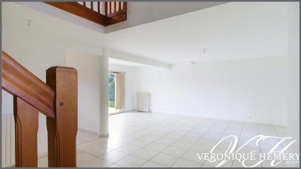 Superbe environnement pour cette maison 4 chambres avec grand garage