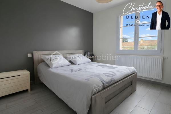 CHRISTOPHE DEBIEN BSK IMMOBILIER VOUS PRÉSENTE:

Une maison familiale d’exception aux portes des ESSARTS… et si c’était la vôtre ?

À moins de 7 minutes du centre des Essarts, sur la commune de L’Oie, découvrez ce pavillon de 199 m² habitables, niché dans un environnement paisible, tout en restant à proximité immédiate des commodités et des grands axes.

Une opportunité rare alliant espace, confort et qualité de vie.

Dès l’entrée, laissez-vous séduire par une maison parfaitement entretenue, construite en 2000, implantée sur un superbe terrain paysagé et entièrement clos de 1 795 m².

✔ Environnement calme et sécurisé
✔ Accès rapide aux axes principaux
✔ Proximité commerces, écoles et services

📍 Localisation idéale :
• Centre de L’Oie : 3 min
• Péage des Essarts-en-Bocage : 5 min
• Centre des Essarts : moins de 10 min
• Les Herbiers : 15 min

Des volumes généreux pour toute la famille :

🔸 Au rez-de-chaussée
• Pièce de vie lumineuse de 40 m²
• Salon chaleureux + cuisine indépendante moderne équipée
• Salle de jeux de 40 m² (idéal télétravail ou activité pro)
• 3 chambres avec placards
• Salle de bain, lingerie, cave

🔸 À l’étage
• Superbe suite parentale avec bureau, dressing, salle d’eau et WC

Un extérieur pensé pour en profiter pleinement :
• Jardin clos, sans vis-à-vis
• Piscine 10,5 x 5 m avec abri sécurisé
• Garage 44 m²
• Préau 33 m² pour vos repas d’été

 Confort et sécurité au quotidien :
• Portail électrique avec interphone
• Maison entièrement clôturée
• Menuiseries double vitrage
• Volets électriques
• Fibre optique

Une maison rare sur le secteur, idéale pour une famille en quête d’espace, de sérénité et de proximité.

Ne laissez pas passer cette opportunité.
Contactez  Christophe Debien – BSK Immobilier Vendée pour organiser votre visite.

🔑 Et si votre prochain chapitre commençait ici ?

Conformément aux dispositions de la loi ELAN, tout candidat acquéreur est informé de son droit de se faire accompagner, lors de la visite, par un professionnel du bâtiment de son choix.
Il est demandé de signaler préalablement la présence de cet intervenant afin de permettre l’organisation de la visite dans des conditions adaptées.