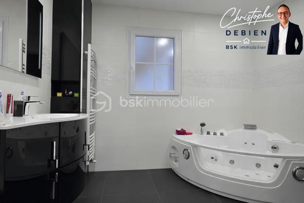 CHRISTOPHE DEBIEN BSK IMMOBILIER VOUS PRÉSENTE:

Une maison familiale d’exception aux portes des ESSARTS… et si c’était la vôtre ?

À moins de 7 minutes du centre des Essarts, sur la commune de L’Oie, découvrez ce pavillon de 199 m² habitables, niché dans un environnement paisible, tout en restant à proximité immédiate des commodités et des grands axes.

Une opportunité rare alliant espace, confort et qualité de vie.

Dès l’entrée, laissez-vous séduire par une maison parfaitement entretenue, construite en 2000, implantée sur un superbe terrain paysagé et entièrement clos de 1 795 m².

✔ Environnement calme et sécurisé
✔ Accès rapide aux axes principaux
✔ Proximité commerces, écoles et services

📍 Localisation idéale :
• Centre de L’Oie : 3 min
• Péage des Essarts-en-Bocage : 5 min
• Centre des Essarts : moins de 10 min
• Les Herbiers : 15 min

Des volumes généreux pour toute la famille :

🔸 Au rez-de-chaussée
• Pièce de vie lumineuse de 40 m²
• Salon chaleureux + cuisine indépendante moderne équipée
• Salle de jeux de 40 m² (idéal télétravail ou activité pro)
• 3 chambres avec placards
• Salle de bain, lingerie, cave

🔸 À l’étage
• Superbe suite parentale avec bureau, dressing, salle d’eau et WC

Un extérieur pensé pour en profiter pleinement :
• Jardin clos, sans vis-à-vis
• Piscine 10,5 x 5 m avec abri sécurisé
• Garage 44 m²
• Préau 33 m² pour vos repas d’été

 Confort et sécurité au quotidien :
• Portail électrique avec interphone
• Maison entièrement clôturée
• Menuiseries double vitrage
• Volets électriques
• Fibre optique

Une maison rare sur le secteur, idéale pour une famille en quête d’espace, de sérénité et de proximité.

Ne laissez pas passer cette opportunité.
Contactez  Christophe Debien – BSK Immobilier Vendée pour organiser votre visite.

🔑 Et si votre prochain chapitre commençait ici ?

Conformément aux dispositions de la loi ELAN, tout candidat acquéreur est informé de son droit de se faire accompagner, lors de la visite, par un professionnel du bâtiment de son choix.
Il est demandé de signaler préalablement la présence de cet intervenant afin de permettre l’organisation de la visite dans des conditions adaptées.