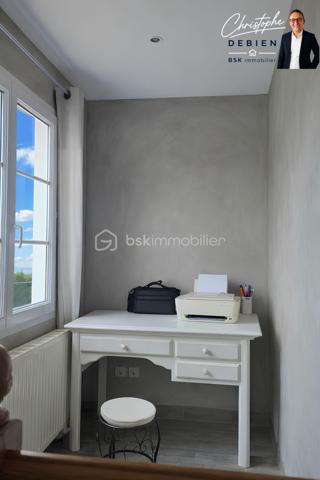 CHRISTOPHE DEBIEN BSK IMMOBILIER VOUS PRÉSENTE:

Une maison familiale d’exception aux portes des ESSARTS… et si c’était la vôtre ?

À moins de 7 minutes du centre des Essarts, sur la commune de L’Oie, découvrez ce pavillon de 199 m² habitables, niché dans un environnement paisible, tout en restant à proximité immédiate des commodités et des grands axes.

Une opportunité rare alliant espace, confort et qualité de vie.

Dès l’entrée, laissez-vous séduire par une maison parfaitement entretenue, construite en 2000, implantée sur un superbe terrain paysagé et entièrement clos de 1 795 m².

✔ Environnement calme et sécurisé
✔ Accès rapide aux axes principaux
✔ Proximité commerces, écoles et services

📍 Localisation idéale :
• Centre de L’Oie : 3 min
• Péage des Essarts-en-Bocage : 5 min
• Centre des Essarts : moins de 10 min
• Les Herbiers : 15 min

Des volumes généreux pour toute la famille :

🔸 Au rez-de-chaussée
• Pièce de vie lumineuse de 40 m²
• Salon chaleureux + cuisine indépendante moderne équipée
• Salle de jeux de 40 m² (idéal télétravail ou activité pro)
• 3 chambres avec placards
• Salle de bain, lingerie, cave

🔸 À l’étage
• Superbe suite parentale avec bureau, dressing, salle d’eau et WC

Un extérieur pensé pour en profiter pleinement :
• Jardin clos, sans vis-à-vis
• Piscine 10,5 x 5 m avec abri sécurisé
• Garage 44 m²
• Préau 33 m² pour vos repas d’été

 Confort et sécurité au quotidien :
• Portail électrique avec interphone
• Maison entièrement clôturée
• Menuiseries double vitrage
• Volets électriques
• Fibre optique

Une maison rare sur le secteur, idéale pour une famille en quête d’espace, de sérénité et de proximité.

Ne laissez pas passer cette opportunité.
Contactez  Christophe Debien – BSK Immobilier Vendée pour organiser votre visite.

🔑 Et si votre prochain chapitre commençait ici ?

Conformément aux dispositions de la loi ELAN, tout candidat acquéreur est informé de son droit de se faire accompagner, lors de la visite, par un professionnel du bâtiment de son choix.
Il est demandé de signaler préalablement la présence de cet intervenant afin de permettre l’organisation de la visite dans des conditions adaptées.