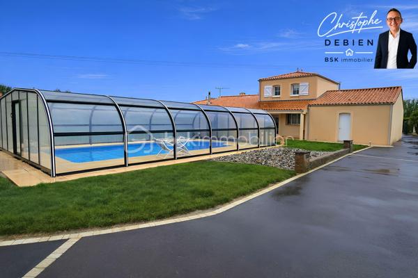 CHRISTOPHE DEBIEN BSK IMMOBILIER VOUS PRÉSENTE:

Une maison familiale d’exception aux portes des ESSARTS… et si c’était la vôtre ?

À moins de 7 minutes du centre des Essarts, sur la commune de L’Oie, découvrez ce pavillon de 199 m² habitables, niché dans un environnement paisible, tout en restant à proximité immédiate des commodités et des grands axes.

Une opportunité rare alliant espace, confort et qualité de vie.

Dès l’entrée, laissez-vous séduire par une maison parfaitement entretenue, construite en 2000, implantée sur un superbe terrain paysagé et entièrement clos de 1 795 m².

✔ Environnement calme et sécurisé
✔ Accès rapide aux axes principaux
✔ Proximité commerces, écoles et services

📍 Localisation idéale :
• Centre de L’Oie : 3 min
• Péage des Essarts-en-Bocage : 5 min
• Centre des Essarts : moins de 10 min
• Les Herbiers : 15 min

Des volumes généreux pour toute la famille :

🔸 Au rez-de-chaussée
• Pièce de vie lumineuse de 40 m²
• Salon chaleureux + cuisine indépendante moderne équipée
• Salle de jeux de 40 m² (idéal télétravail ou activité pro)
• 3 chambres avec placards
• Salle de bain, lingerie, cave

🔸 À l’étage
• Superbe suite parentale avec bureau, dressing, salle d’eau et WC

Un extérieur pensé pour en profiter pleinement :
• Jardin clos, sans vis-à-vis
• Piscine 10,5 x 5 m avec abri sécurisé
• Garage 44 m²
• Préau 33 m² pour vos repas d’été

 Confort et sécurité au quotidien :
• Portail électrique avec interphone
• Maison entièrement clôturée
• Menuiseries double vitrage
• Volets électriques
• Fibre optique

Une maison rare sur le secteur, idéale pour une famille en quête d’espace, de sérénité et de proximité.

Ne laissez pas passer cette opportunité.
Contactez  Christophe Debien – BSK Immobilier Vendée pour organiser votre visite.

🔑 Et si votre prochain chapitre commençait ici ?

Conformément aux dispositions de la loi ELAN, tout candidat acquéreur est informé de son droit de se faire accompagner, lors de la visite, par un professionnel du bâtiment de son choix.
Il est demandé de signaler préalablement la présence de cet intervenant afin de permettre l’organisation de la visite dans des conditions adaptées.