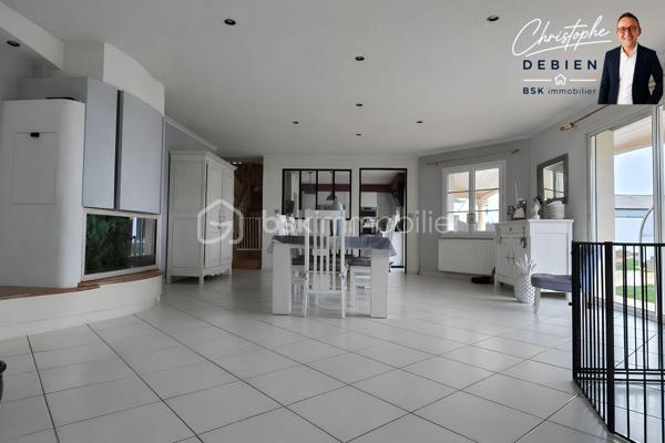CHRISTOPHE DEBIEN BSK IMMOBILIER VOUS PRÉSENTE:

Une maison familiale d’exception aux portes des ESSARTS… et si c’était la vôtre ?

À moins de 7 minutes du centre des Essarts, sur la commune de L’Oie, découvrez ce pavillon de 199 m² habitables, niché dans un environnement paisible, tout en restant à proximité immédiate des commodités et des grands axes.

Une opportunité rare alliant espace, confort et qualité de vie.

Dès l’entrée, laissez-vous séduire par une maison parfaitement entretenue, construite en 2000, implantée sur un superbe terrain paysagé et entièrement clos de 1 795 m².

✔ Environnement calme et sécurisé
✔ Accès rapide aux axes principaux
✔ Proximité commerces, écoles et services

📍 Localisation idéale :
• Centre de L’Oie : 3 min
• Péage des Essarts-en-Bocage : 5 min
• Centre des Essarts : moins de 10 min
• Les Herbiers : 15 min

Des volumes généreux pour toute la famille :

🔸 Au rez-de-chaussée
• Pièce de vie lumineuse de 40 m²
• Salon chaleureux + cuisine indépendante moderne équipée
• Salle de jeux de 40 m² (idéal télétravail ou activité pro)
• 3 chambres avec placards
• Salle de bain, lingerie, cave

🔸 À l’étage
• Superbe suite parentale avec bureau, dressing, salle d’eau et WC

Un extérieur pensé pour en profiter pleinement :
• Jardin clos, sans vis-à-vis
• Piscine 10,5 x 5 m avec abri sécurisé
• Garage 44 m²
• Préau 33 m² pour vos repas d’été

 Confort et sécurité au quotidien :
• Portail électrique avec interphone
• Maison entièrement clôturée
• Menuiseries double vitrage
• Volets électriques
• Fibre optique

Une maison rare sur le secteur, idéale pour une famille en quête d’espace, de sérénité et de proximité.

Ne laissez pas passer cette opportunité.
Contactez  Christophe Debien – BSK Immobilier Vendée pour organiser votre visite.

🔑 Et si votre prochain chapitre commençait ici ?

Conformément aux dispositions de la loi ELAN, tout candidat acquéreur est informé de son droit de se faire accompagner, lors de la visite, par un professionnel du bâtiment de son choix.
Il est demandé de signaler préalablement la présence de cet intervenant afin de permettre l’organisation de la visite dans des conditions adaptées.