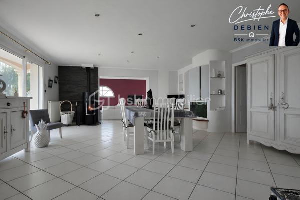 CHRISTOPHE DEBIEN BSK IMMOBILIER VOUS PRÉSENTE:

Une maison familiale d’exception aux portes des ESSARTS… et si c’était la vôtre ?

À moins de 7 minutes du centre des Essarts, sur la commune de L’Oie, découvrez ce pavillon de 199 m² habitables, niché dans un environnement paisible, tout en restant à proximité immédiate des commodités et des grands axes.

Une opportunité rare alliant espace, confort et qualité de vie.

Dès l’entrée, laissez-vous séduire par une maison parfaitement entretenue, construite en 2000, implantée sur un superbe terrain paysagé et entièrement clos de 1 795 m².

✔ Environnement calme et sécurisé
✔ Accès rapide aux axes principaux
✔ Proximité commerces, écoles et services

📍 Localisation idéale :
• Centre de L’Oie : 3 min
• Péage des Essarts-en-Bocage : 5 min
• Centre des Essarts : moins de 10 min
• Les Herbiers : 15 min

Des volumes généreux pour toute la famille :

🔸 Au rez-de-chaussée
• Pièce de vie lumineuse de 40 m²
• Salon chaleureux + cuisine indépendante moderne équipée
• Salle de jeux de 40 m² (idéal télétravail ou activité pro)
• 3 chambres avec placards
• Salle de bain, lingerie, cave

🔸 À l’étage
• Superbe suite parentale avec bureau, dressing, salle d’eau et WC

Un extérieur pensé pour en profiter pleinement :
• Jardin clos, sans vis-à-vis
• Piscine 10,5 x 5 m avec abri sécurisé
• Garage 44 m²
• Préau 33 m² pour vos repas d’été

 Confort et sécurité au quotidien :
• Portail électrique avec interphone
• Maison entièrement clôturée
• Menuiseries double vitrage
• Volets électriques
• Fibre optique

Une maison rare sur le secteur, idéale pour une famille en quête d’espace, de sérénité et de proximité.

Ne laissez pas passer cette opportunité.
Contactez  Christophe Debien – BSK Immobilier Vendée pour organiser votre visite.

🔑 Et si votre prochain chapitre commençait ici ?

Conformément aux dispositions de la loi ELAN, tout candidat acquéreur est informé de son droit de se faire accompagner, lors de la visite, par un professionnel du bâtiment de son choix.
Il est demandé de signaler préalablement la présence de cet intervenant afin de permettre l’organisation de la visite dans des conditions adaptées.