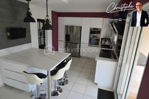 CHRISTOPHE DEBIEN BSK IMMOBILIER VOUS PRÉSENTE:

Une maison familiale d’exception aux portes des ESSARTS… et si c’était la vôtre ?

À moins de 7 minutes du centre des Essarts, sur la commune de L’Oie, découvrez ce pavillon de 199 m² habitables, niché dans un environnement paisible, tout en restant à proximité immédiate des commodités et des grands axes.

Une opportunité rare alliant espace, confort et qualité de vie.

Dès l’entrée, laissez-vous séduire par une maison parfaitement entretenue, construite en 2000, implantée sur un superbe terrain paysagé et entièrement clos de 1 795 m².

✔ Environnement calme et sécurisé
✔ Accès rapide aux axes principaux
✔ Proximité commerces, écoles et services

📍 Localisation idéale :
• Centre de L’Oie : 3 min
• Péage des Essarts-en-Bocage : 5 min
• Centre des Essarts : moins de 10 min
• Les Herbiers : 15 min

Des volumes généreux pour toute la famille :

🔸 Au rez-de-chaussée
• Pièce de vie lumineuse de 40 m²
• Salon chaleureux + cuisine indépendante moderne équipée
• Salle de jeux de 40 m² (idéal télétravail ou activité pro)
• 3 chambres avec placards
• Salle de bain, lingerie, cave

🔸 À l’étage
• Superbe suite parentale avec bureau, dressing, salle d’eau et WC

Un extérieur pensé pour en profiter pleinement :
• Jardin clos, sans vis-à-vis
• Piscine 10,5 x 5 m avec abri sécurisé
• Garage 44 m²
• Préau 33 m² pour vos repas d’été

 Confort et sécurité au quotidien :
• Portail électrique avec interphone
• Maison entièrement clôturée
• Menuiseries double vitrage
• Volets électriques
• Fibre optique

Une maison rare sur le secteur, idéale pour une famille en quête d’espace, de sérénité et de proximité.

Ne laissez pas passer cette opportunité.
Contactez  Christophe Debien – BSK Immobilier Vendée pour organiser votre visite.

🔑 Et si votre prochain chapitre commençait ici ?

Conformément aux dispositions de la loi ELAN, tout candidat acquéreur est informé de son droit de se faire accompagner, lors de la visite, par un professionnel du bâtiment de son choix.
Il est demandé de signaler préalablement la présence de cet intervenant afin de permettre l’organisation de la visite dans des conditions adaptées.