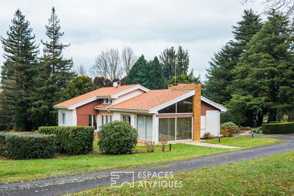Villa d’architecte rétro en ville, au coeur d’un parc arboré