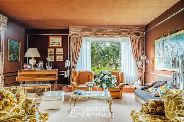 Villa d’architecte rétro en ville, au coeur d’un parc arboré