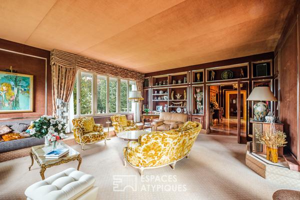 Villa d’architecte rétro en ville, au coeur d’un parc arboré