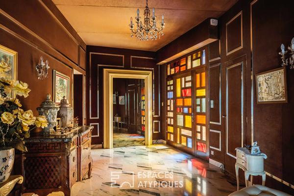 Villa d’architecte rétro en ville, au coeur d’un parc arboré