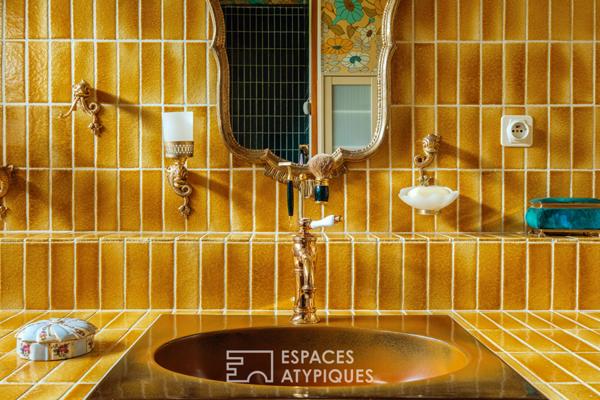 Villa d’architecte rétro en ville, au coeur d’un parc arboré