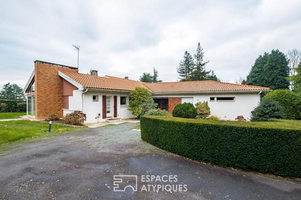 Villa d’architecte rétro en ville, au coeur d’un parc arboré