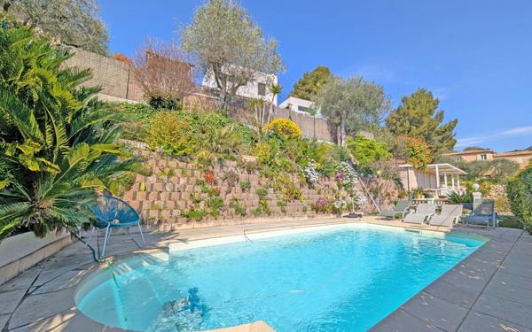 Maison à vendre    5 pièces •  Nice