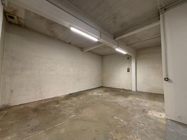 Local d'activité 142 m2 avec cave à louer Bordeaux