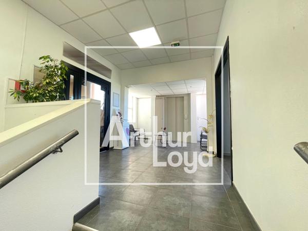 Bureaux à louer PMR à Saint-Aunès parking libre et ascenseur