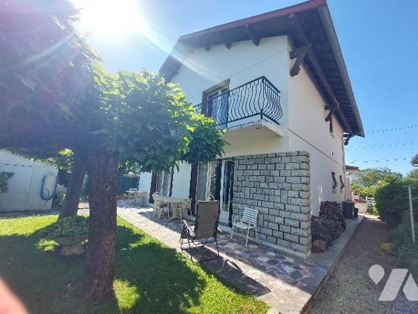 Proche du centre-ville et de toutes les commodités, villa avec garage attenant et jardin clôturé.