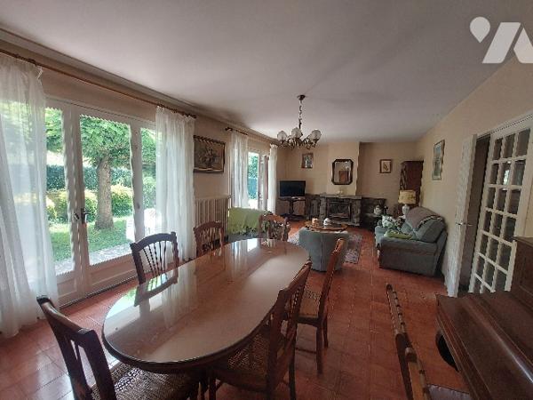 Proche du centre-ville et de toutes les commodités, villa avec garage attenant et jardin clôturé.