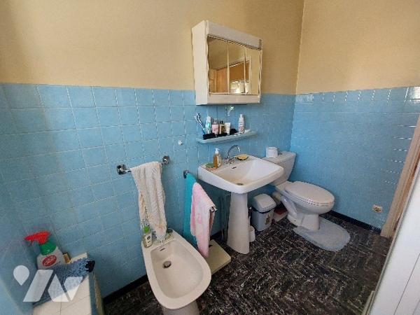 Proche du centre-ville et de toutes les commodités, villa avec garage attenant et jardin clôturé.