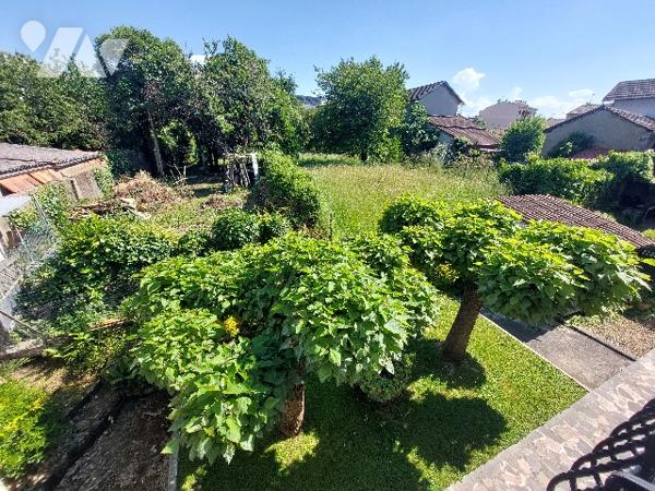 Proche du centre-ville et de toutes les commodités, villa avec garage attenant et jardin clôturé.