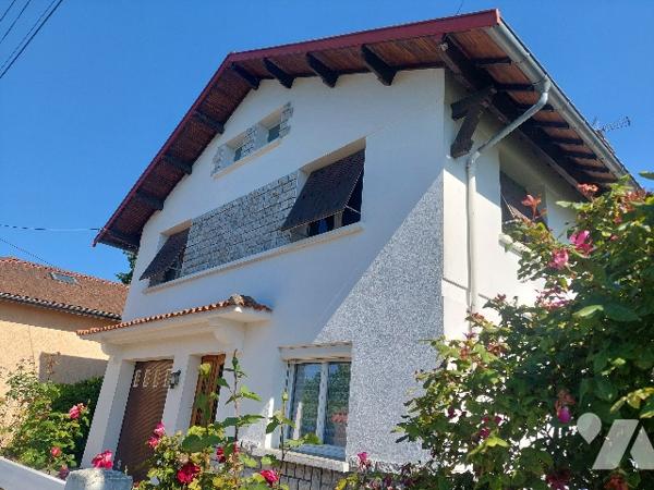 Proche du centre-ville et de toutes les commodités, villa avec garage attenant et jardin clôturé.