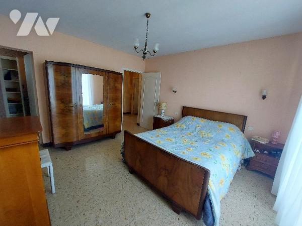 Proche du centre-ville et de toutes les commodités, villa avec garage attenant et jardin clôturé.