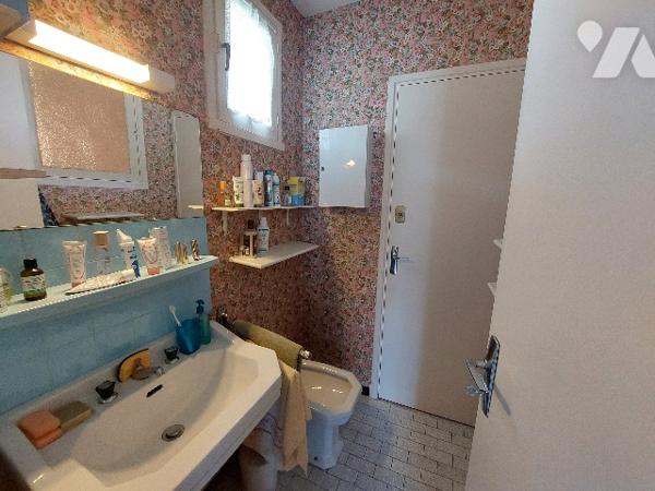 Proche du centre-ville et de toutes les commodités, villa avec garage attenant et jardin clôturé.