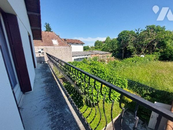 Proche du centre-ville et de toutes les commodités, villa avec garage attenant et jardin clôturé.