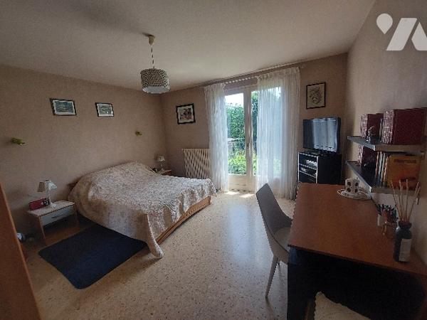 Proche du centre-ville et de toutes les commodités, villa avec garage attenant et jardin clôturé.