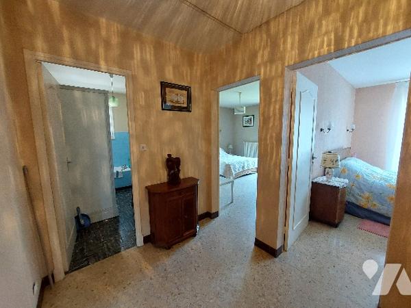 Proche du centre-ville et de toutes les commodités, villa avec garage attenant et jardin clôturé.