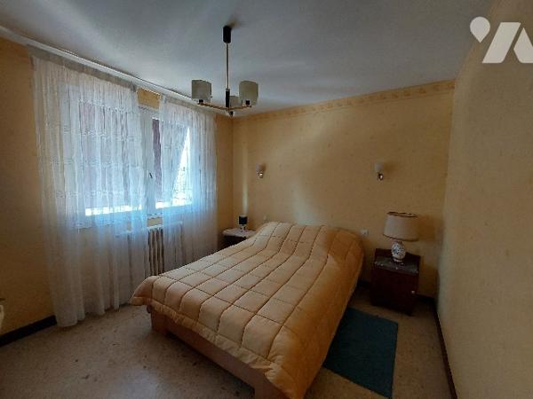 Proche du centre-ville et de toutes les commodités, villa avec garage attenant et jardin clôturé.