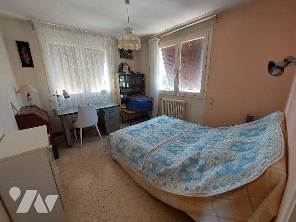 Proche du centre-ville et de toutes les commodités, villa avec garage attenant et jardin clôturé.