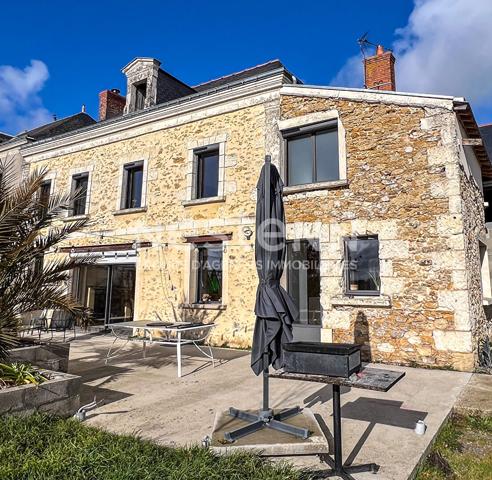 EXCLUSIVITÉ TERRANJOU ? Très jolie maison en pierre 193 m² plein SUD avec dépendances de 250 m² ! Charme 1920 & confort moderne : 4 chambres, Pièce de vie de 70 m²